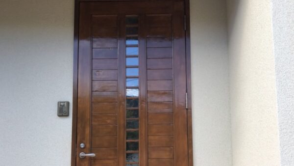 玄関ドアの塗り替え。クリア塗装で光沢を取り戻しました。