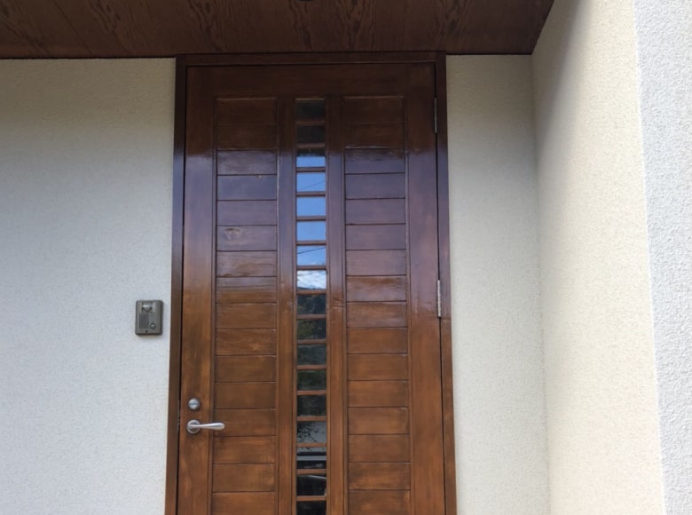 玄関ドアの塗り替え。クリア塗装で光沢を取り戻しました。